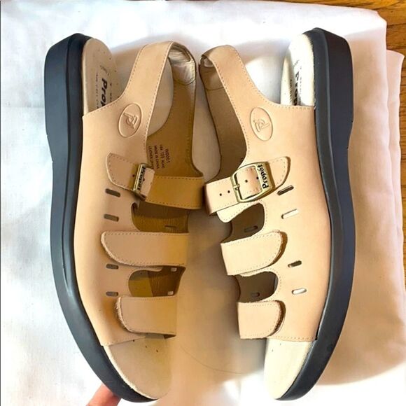 PROPET TAUPE LEATHER SANDALS.  NEW - Picture 4 of 11